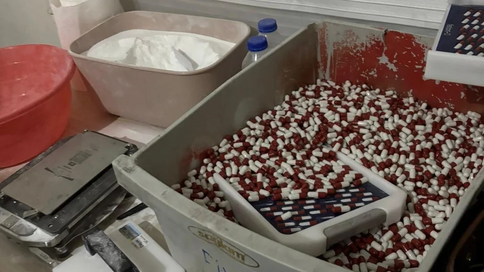 Mersin’de Sentetik Ecza İmalathanesi Çökertildi: 65 Kilo Ham Madde ve Binlerce Hap Ele Geçirildi