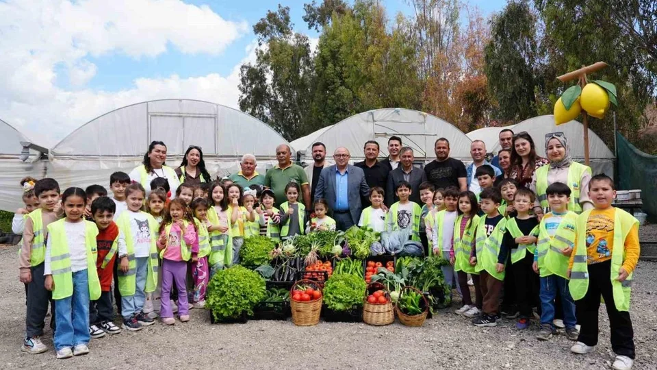Erdemli’de Minik Öğrenciler Kendi Yetiştirdikleri Sebzelerin Hasadını Yaptı
