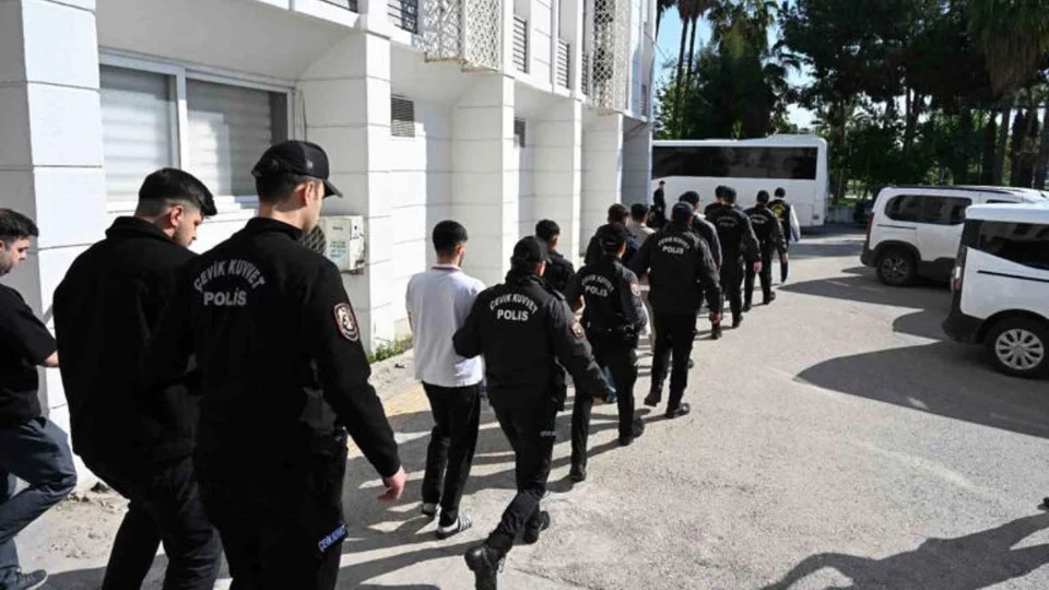 Mersin’de 100 Milyon Liralık Dolandırıcılık Şebekesi Çökertildi: 7 Şüpheli Tutuklandı