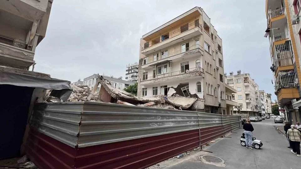 Mersin’de Kontrollü Yıkım Skandalında Mağdur Vatandaşlar İsyanda: 5 Aydır Evsiz Kalan Vatandaşlar Müteahhide Ulaşamıyor