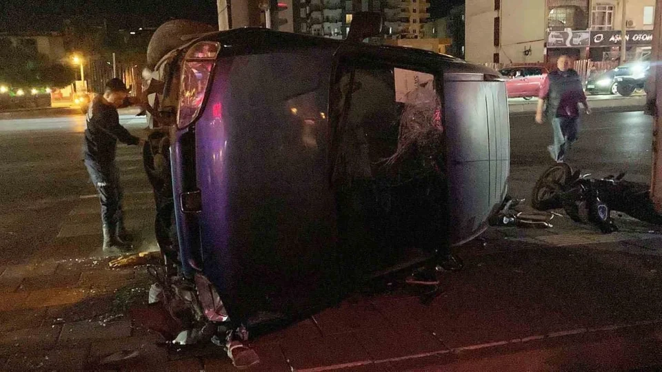 Erdemli’de Hafif Ticari Araç Kırmızı Işıkta Geçti, Motosiklete Çarptı, Devrildi: 3 Yaralı