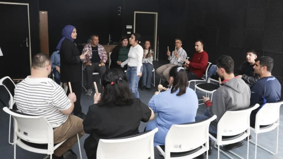 Mersin’de Özel Bireyler Müzik Atölyesiyle Hem Eğleniyor Hem Gelişiyor