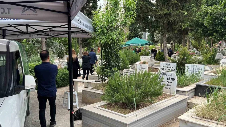 Mersin’de Kalpler Yandı: Kırşehir’de Boğazına Çilek Kaçması Sonucu Vefat Eden 2,5 Yaşındaki Mustafa Kemal, Mersin’de Defnedildi