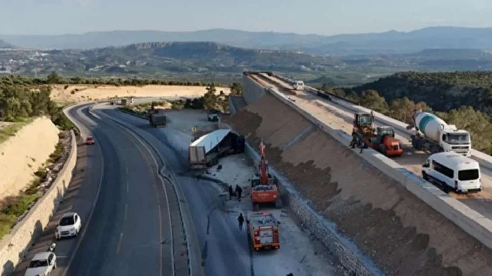 Mut’ta TIR Kaçış Rampasına Çarpınca Savrulan Mermerler Minibüsü Parçaladı: 1 Ölü, 3 Yaralı