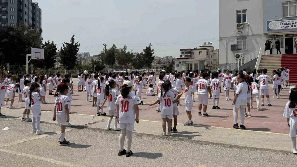 " Arda Abi Okulumuza Gel!" Tarsus’taki 400 Öğrenci Arda Güler’i Okullarına Davet Etti