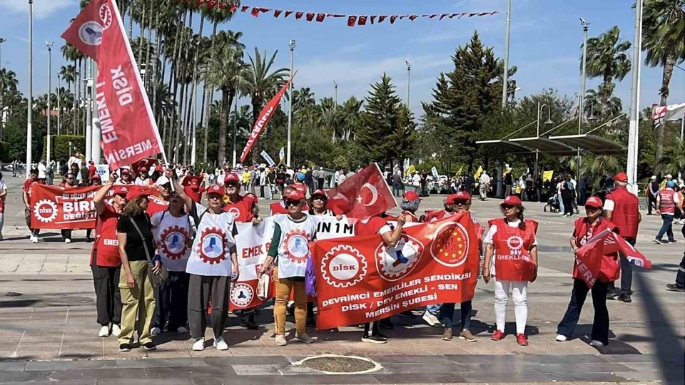 Mersin’de 1 Mayıs Coşkusu: Binler Cumhuriyet Meydanı’nda Buluştu