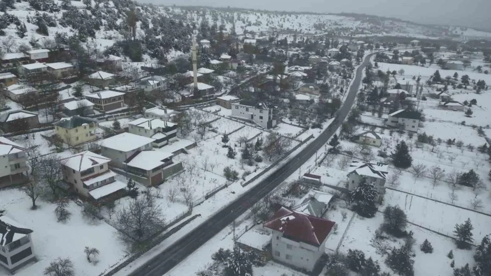 Mayıs’ta Toroslara Kar Yağdı: Erdemli’nin Beyaz Mahalleleri Dronla Görüntülendi