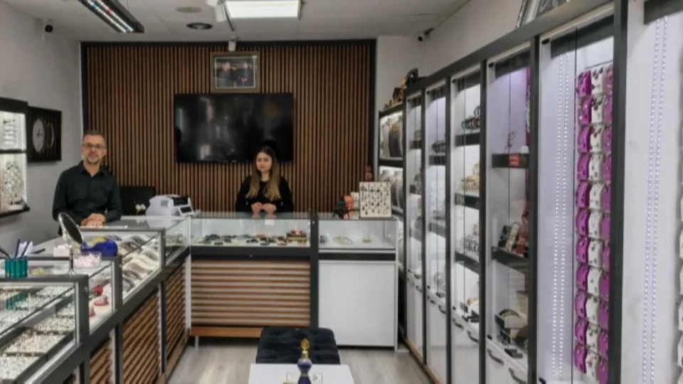 Silifke’de Akıllı Saat Hırsızlığı: Birinci Saati Aldı, Bozuk Parayla Dikkat Dağıttı, İkinci Saati Çaldı