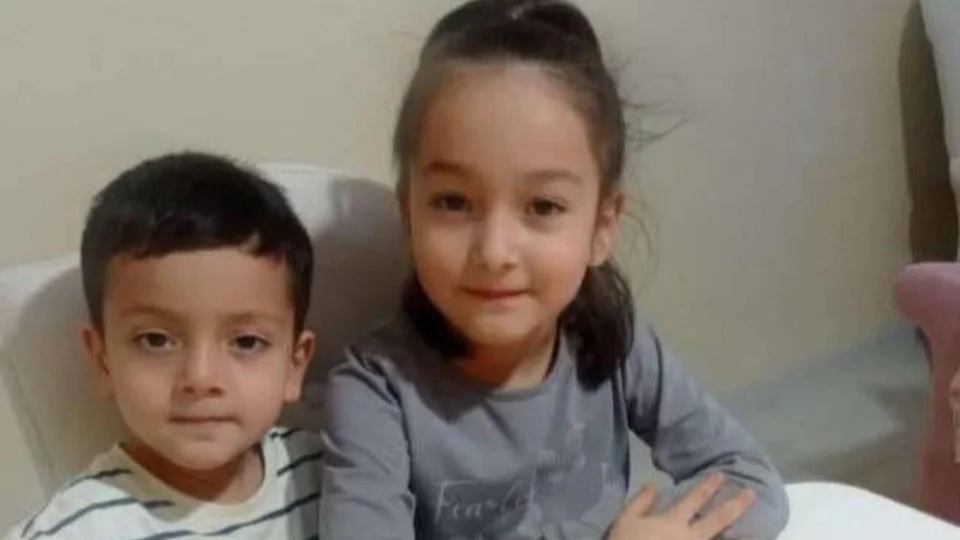 Bozyazı’daki Aile Faciasında Vefat Eden 7 ve 4 Yaşındaki Kardeşler Yan Yana Defnedildi: Anne ve Babanın Hastanede Tedavisi Sürüyor!