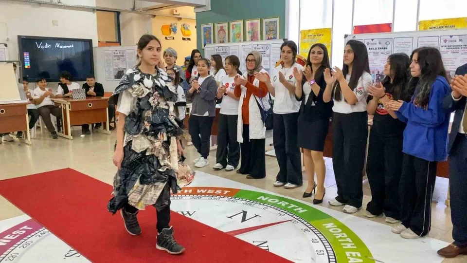 Atık Malzemelerden Kıyafet Yaptılar! Erdemlili Öğrenciler Geri Dönüşüm Defilesiyle Dikkat Çekti