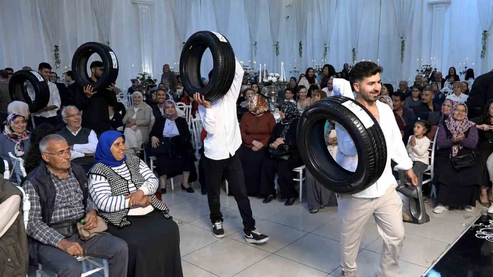 Takı Değil; Lastik ve Yağ Taktılar! Silifke’de Düğün Lastik ve Yağla Coştu: Damada Arkadaşları "Tam Bakım" Yaptı