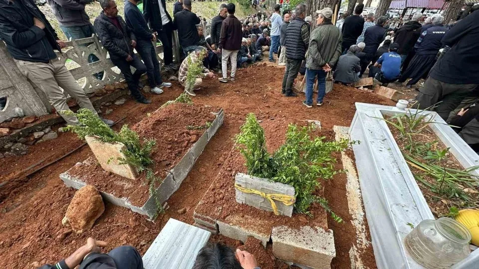 Bozyazı’daki Aile Faciasında Anne ve Baba Taburcu Oldu: Çocuklarının Mezarları Başına Gittiler