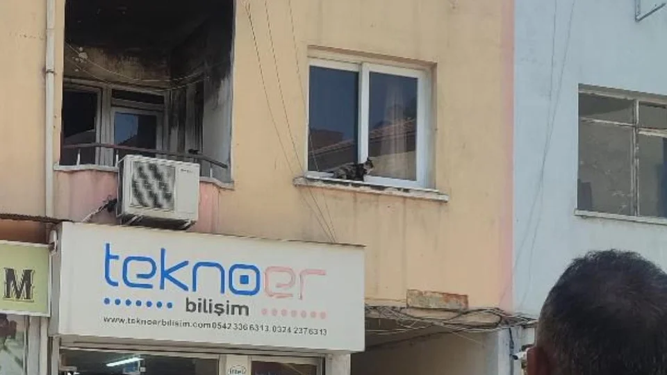Mersin’de Yangın Çıkan Daireden Gelen Sesler İtfaiyeyi Harekete Geçirdi: Mahsur Kalan Kedi Kurtarıldı