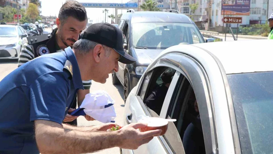 Bu Denetimde Ceza Yok, İkram Var: Silifke Polisi Sürücüleri Çilekle Karşıladı!