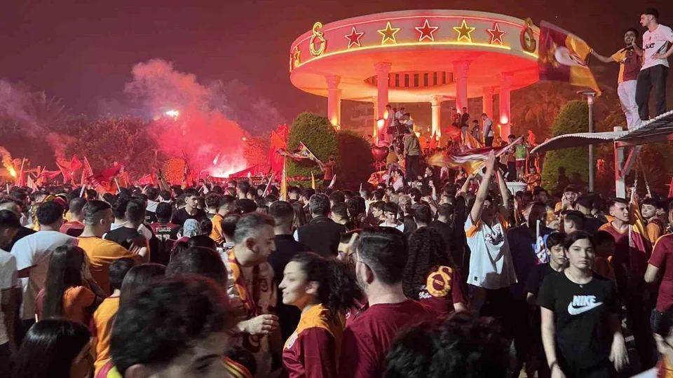 Galatasaray Şampiyonluğunu İlan Etti: Galatasaray’ın Üst Üste 4. Şampiyonluğu Mersin’de Konvoy ve Meşalelerle Kutlandı