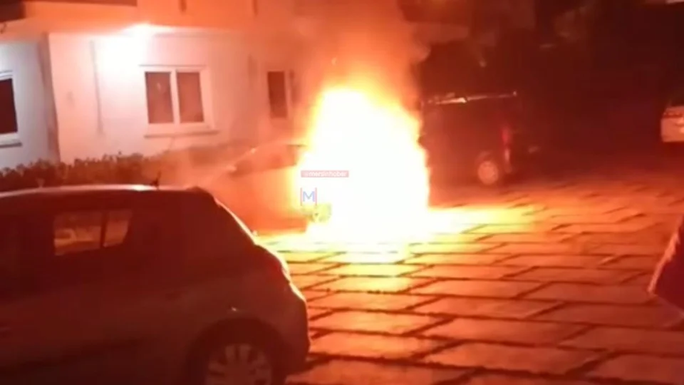 Menteş Mahallesi’nde Park Halindeki Araç Alevlere Teslim Oldu