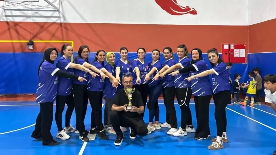 Bozyazı'da "Evimin Sultanları Anneler Günü Voleybol Turnuvası" Tamamlandı: Şampiyon Kötekler İlkokulu Oldu