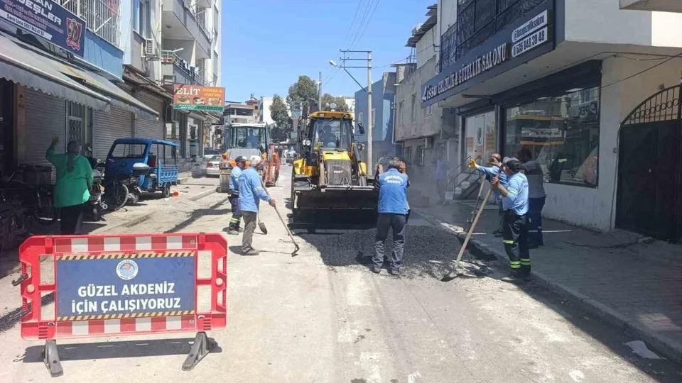 Akdeniz Belediyesi Mahalle Mahalle Yolları Onarıyor: Çilek, Gündoğdu ve Bahçe Mahalleleri Yenilendi