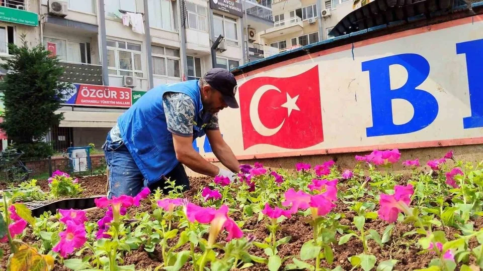 Bahar Geldi! Akdeniz Parkları 50 Bin Mevsimlik Çiçekle Renklenecek