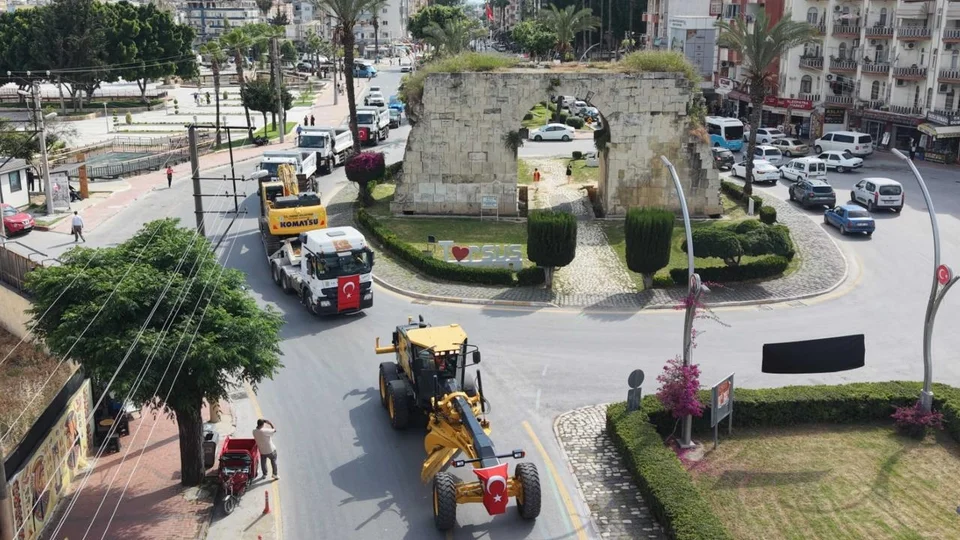 Tarsus Belediyesi Hizmet Filosunu Güçlendirdi: Yeni Araçlar Kortejle Tanıtıldı