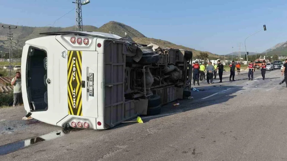 Silifke’de Rus Öğrencilerin Servisi Devrildi: 17 Yaralı, 1’i Ağır
