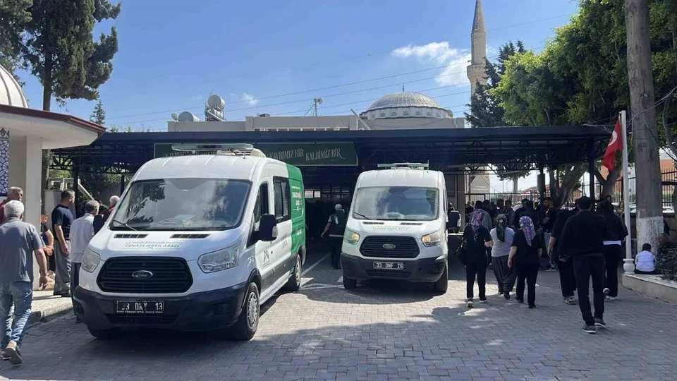 Tarsus’ta 6 Can Alan Vahşetin 5 Kurbanı Son Yolculuğuna Uğurlanıyor