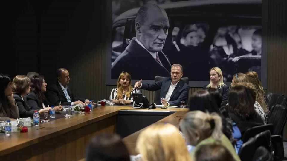 Mersin’de Görev Yapan 49 Kadın Muhtardan Vahap Seçer’e Ziyaret