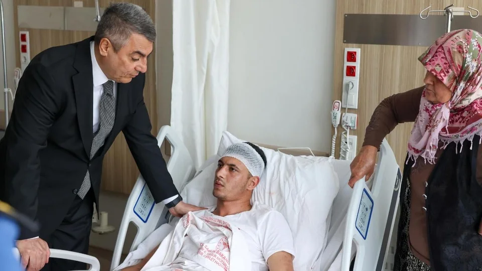 Mersin Valisi Atilla Toros, Yaralılara Geçmiş Olsun Ziyaretinde Bulundu