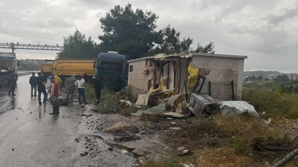 Gözne Yolu’nda Kontrolden Çıkan TIR Prefabrik Eve Çarptı!