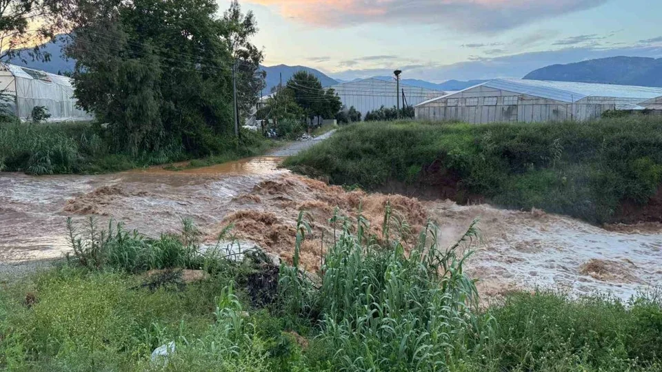 Mersin’de Kuvvetli Yağış ve Sel: Anamur’da Bahçeler Zarar Gördü, Yollar Sular Altında