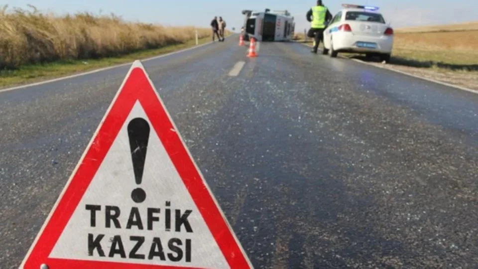 Tarsus'ta Otomobil Traktöre Arkadan Çarptı: 1 Ölü, 1 Yaralı