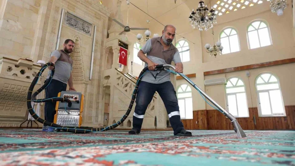 Akdeniz Belediyesi’nden 114 Camiye Bayram Namazı Öncesi Kapsamlı Temizlik