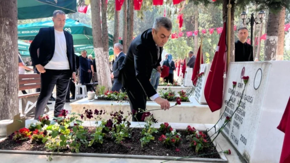 Mersin Protokolü Şehit Ailelerinin Yanında: Bayramlaşma Şehitlikte Başladı