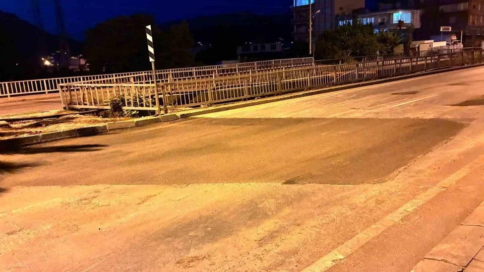 Bozyazı’daki Sini Çayı Köprüsünde Göçük: Yol Kapatıldı, Göçük Onarıldıktan Sonra Yol Yeniden Açıldı