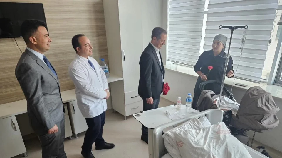 Kaymakam Akyüz, Tarsus Devlet Hastanesi' Personeliyle, Hasta ve Hasta Yakınlarının Bayramını Kutladı