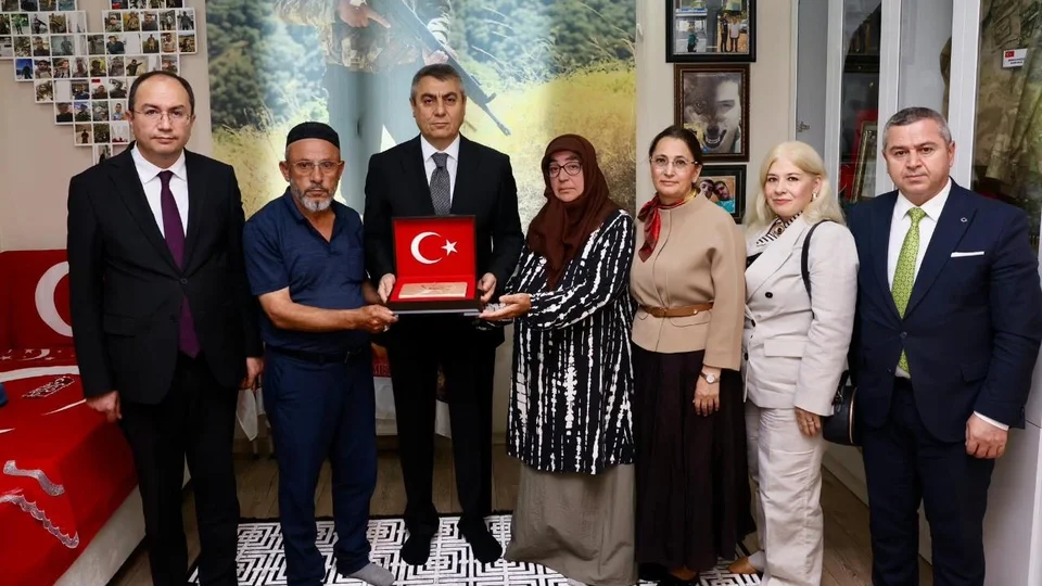 Vali Toros İle Eşi Dudu İrem Toros, Şehit Ailesine Bayram Ziyaretinde Bulundu