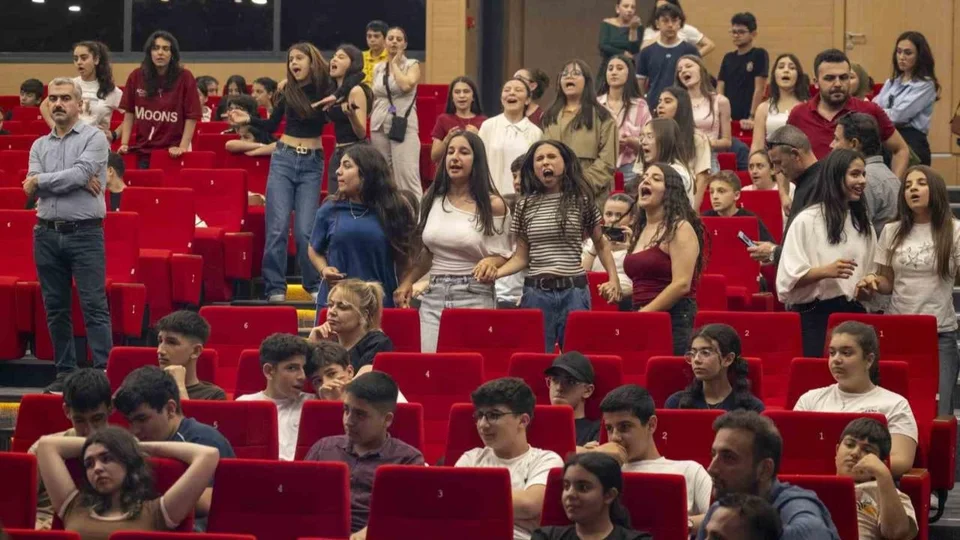 Mersin Büyükşehir’den LGS Öğrencilerine Moral Konseri: 500 Öğrenci Kent Orkestrası İle Stres Attı