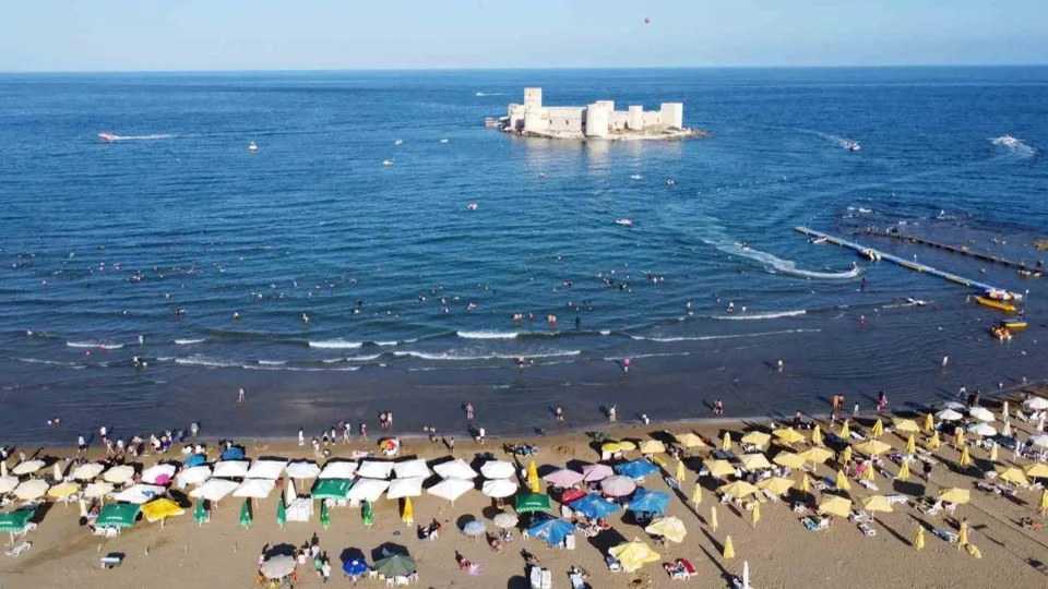Mersin, 9 Günlük Tatilde Turist Akınına Uğradı: Kızkalesi ve Mersin Sahilleri Bayramda Tıklım Tıklım Doldu