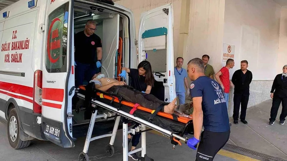 Erdemli’de Kaza: Hafif Ticari Araç ile Otomobil Çarpıştı, 4’ü Ağır 6 Yaralı!