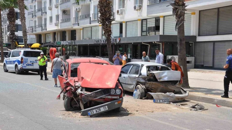 Taşucu’nda Zincirleme Kaza: 1 Yaralı, 3 Araç Hasarlı
