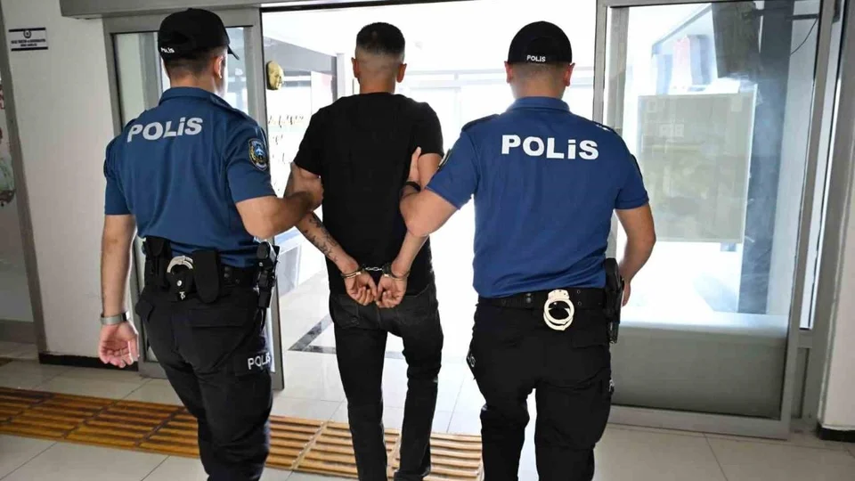 Mersin Polisi, Kırmızı Bültenli Uluslararası Firariyi Çukurova Havalimanı’nda Yakaladı
