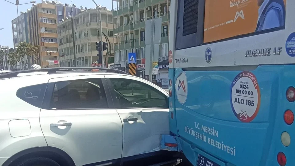 Tarsus’ta Maddi Hasarlı Kaza: Belediye Otobüsü İle Otomobil Çarpıştı