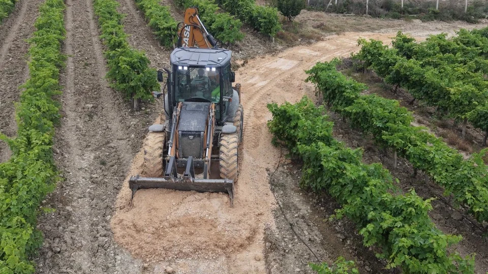 Tarsus’ta Hasat Öncesi Kırsal Mahallelerde Yol Bakım Çalışmaları Aralıksız Devam Ediyor