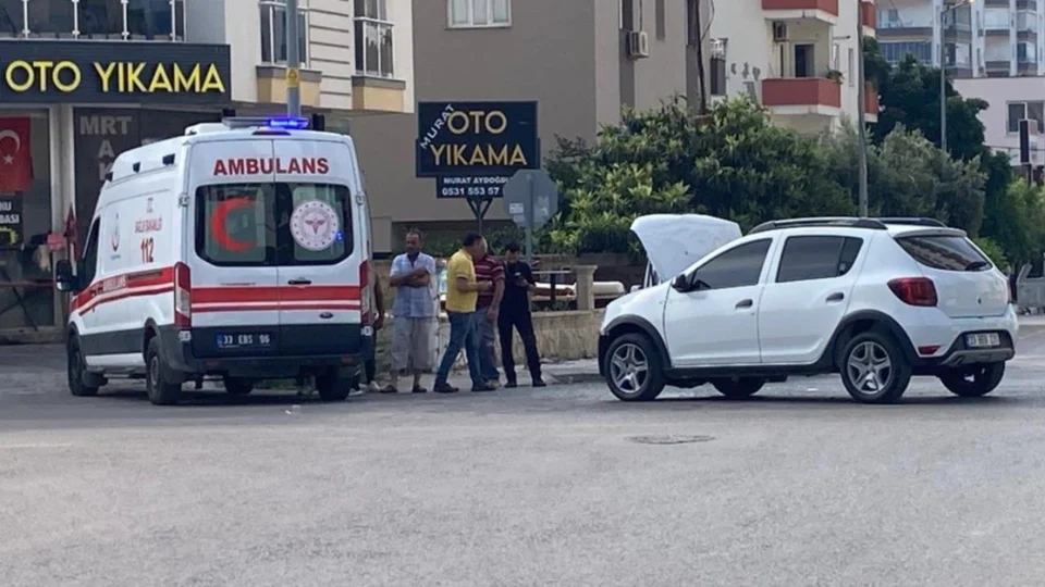 Erdemli’de İki Araç Çarpıştı: 2 Yaralı