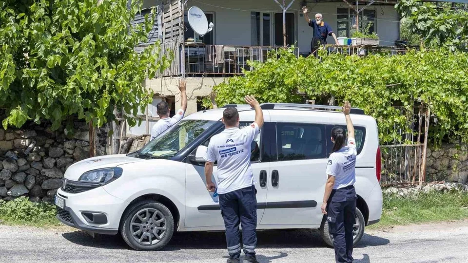 Mersin Büyükşehir Ekipleri Yaşlı ve Hastaların Evinde Hem Bakıyor Hem Yüreklere Dokunuyor