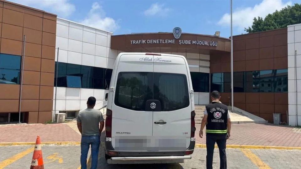 Mersin Polisi Araç Kamerasıyla Yakaladı: 2 Sürücüye 20 Bin TL Ceza Yazıldı, Ehliyetlerine El Kondu!