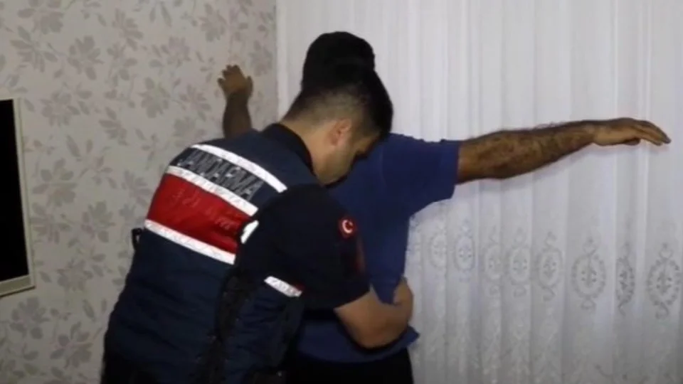 Mersin Jandarması’ndan İki Ayrı Terör Örgütüne Eş Zamanlı Operasyon: DEAŞ ve Tkp/ml-tikko Üyesi 2 Kişi Tutuklandı