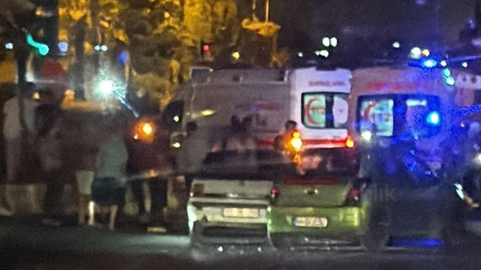 Mersin Huzurkent Organize Sanayi Kavşağı’nda İki Araç Çarpıştı, Yolcular Yaralandı