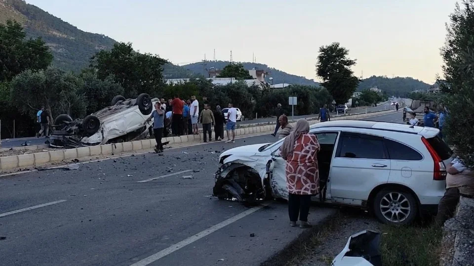 Bozyazı’da İki Otomobil Çarpıştı, Biri Takla Attı: 2 Yaralı