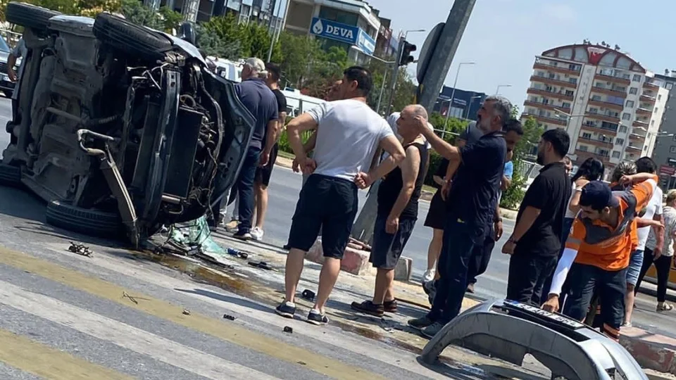 Yenişehir Demokrasi Kavşağı'nda Kaza: Kontrolden Çıkan Araç Direğe Çarptı!